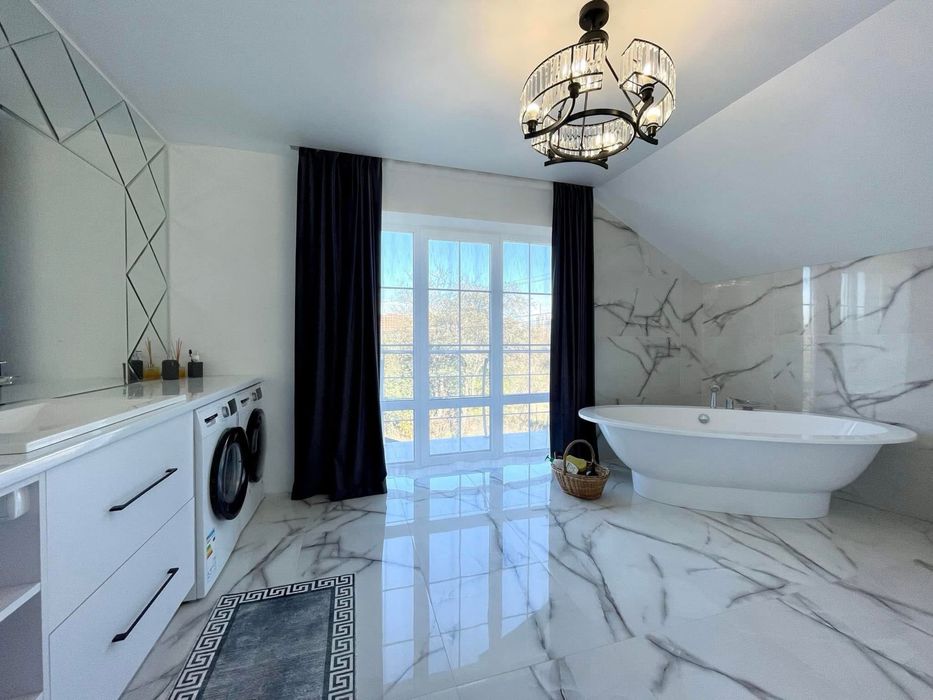 Продам будинок неподалік міського озера!