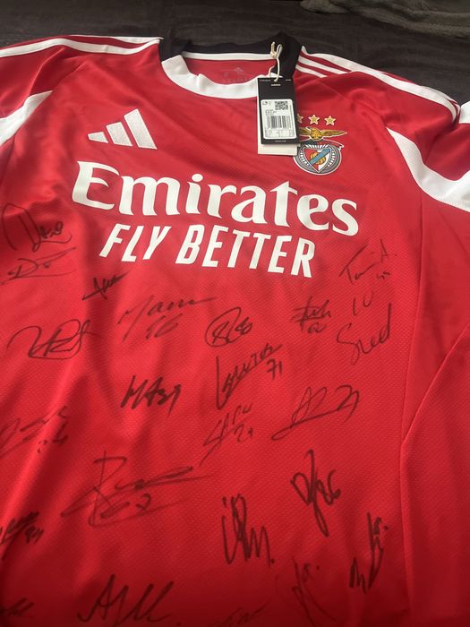 t shirt SL Benfica assinada pelo plantel inteiro da temporada 25/26