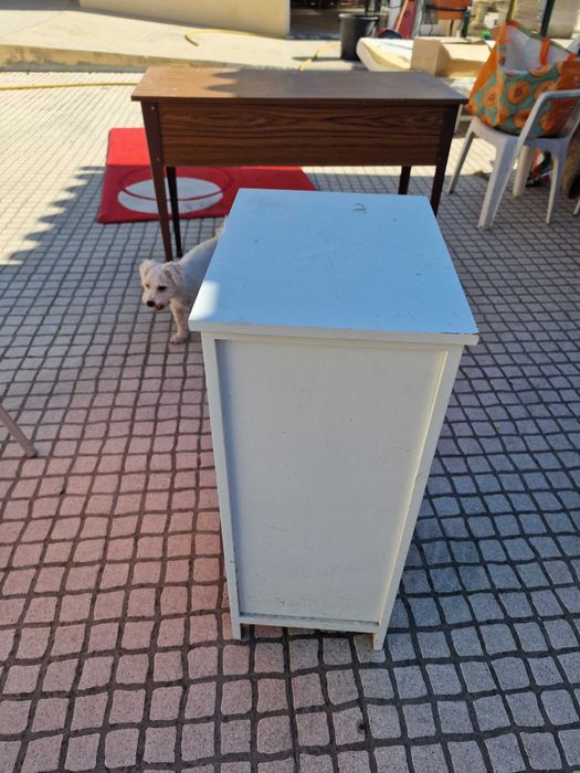 Mesa de cabeceira branca com 6 gavetas cinzentas, 42 x 32 x 77 cm
