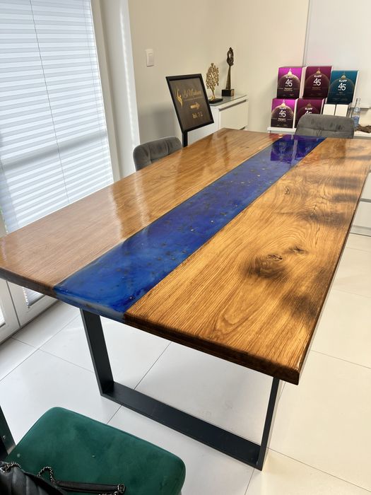 Stół dębowy z żywica epoksydową