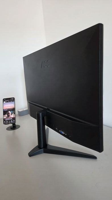 Monitor 22" AOC com cabo HDMI de oferta