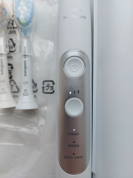 Зубна щітка Philips 7000 / 6100 / hx751