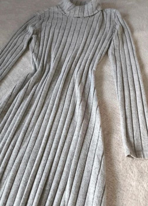 Szara prążkowana sukienka maxi z golfem