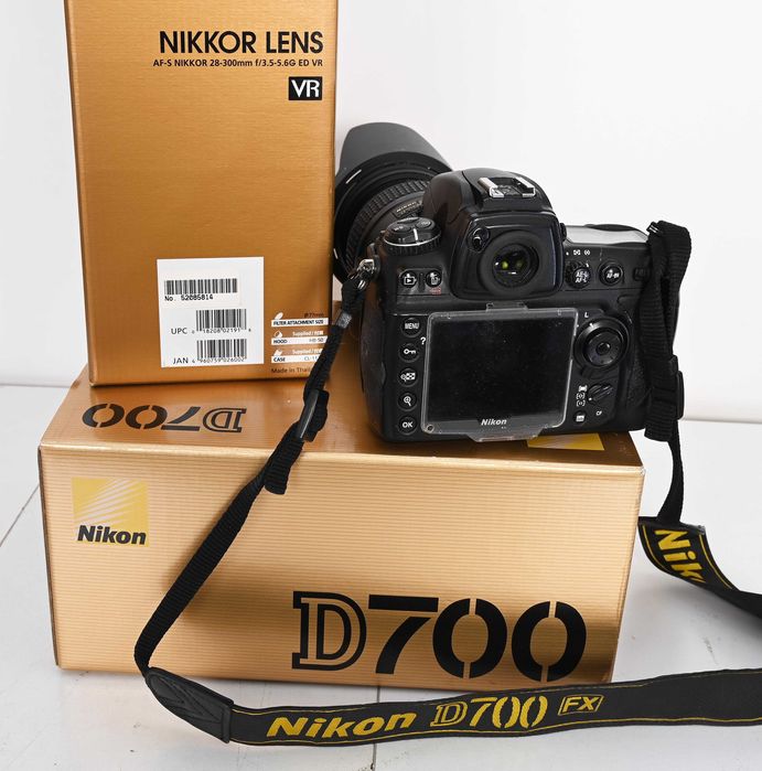 Máquina Nikon D 700 com Objetiva Nikon 28/300mm