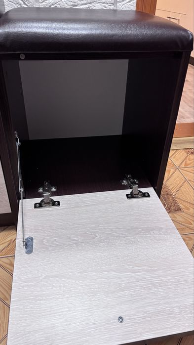 Шафа в прихожу з дзеркалом