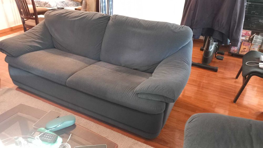 Conjunto de 1 sofá de 3 lugares e 2 sofás de 1 lugar, em tecido azul