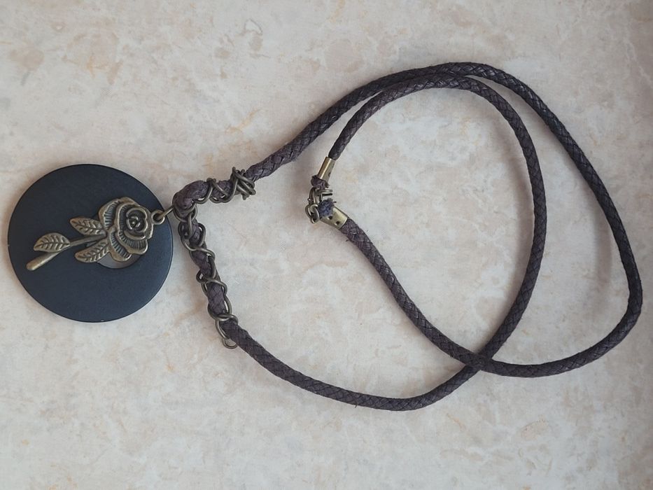 Wisiorek ozdoba na szyję naszyjnik drewniany z różą łańcuszek