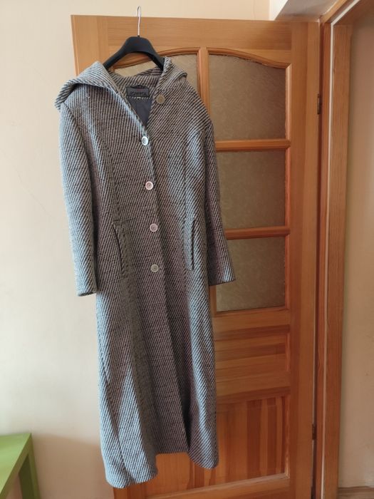 Długi ciepły wełniany płaszcz w jodełkę z kapturem rozm 38