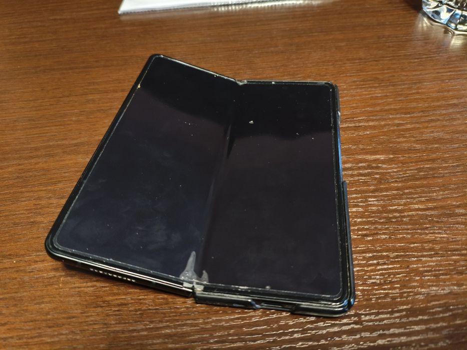 Samsung Galaxy Z Fold 3 na części nie włącza się