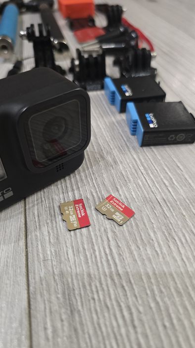 GoPro Hero 8 Black + Akcesoria 

Sprzedam kamerę GoPro Hero 8