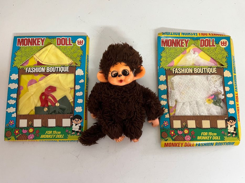 Boneco Momchichi + roupas