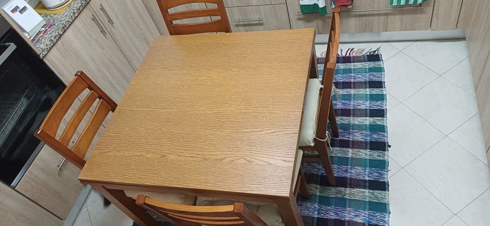 Mesa extensível e 4 cadeiras em madeira maciça