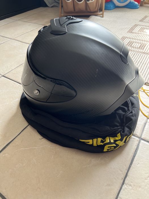 Capacete Scorpion em fibra de carbono
