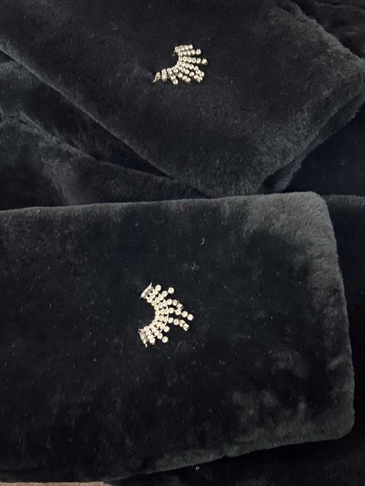 Жіноча мутонова шуба з песцовим коміром