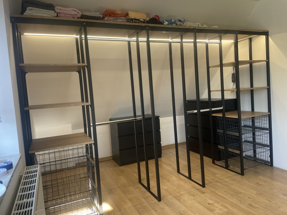 Nowoczesna zabudowa garderoby loft – stal i drewno
