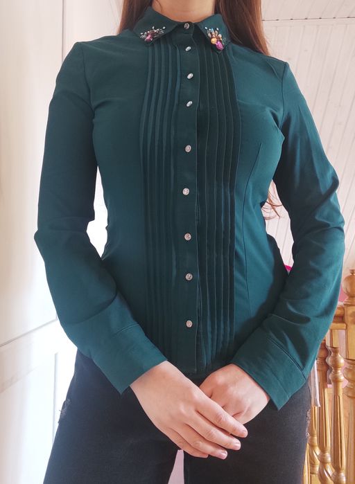 Сорочка темно зелена .