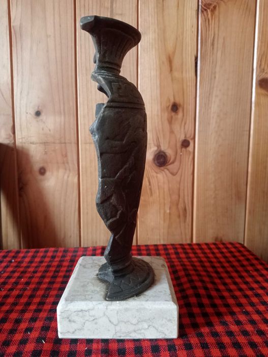Escultura em latão.