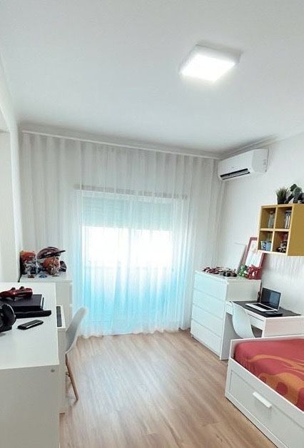 Cortinados com calhas incluido