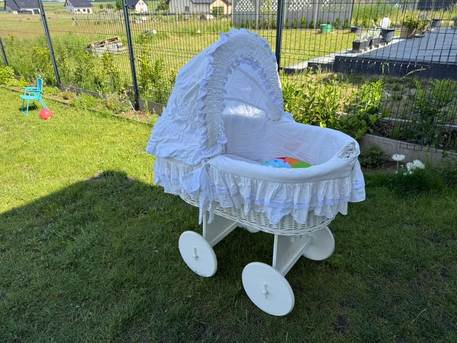 Piękny kosz mojżesza biały