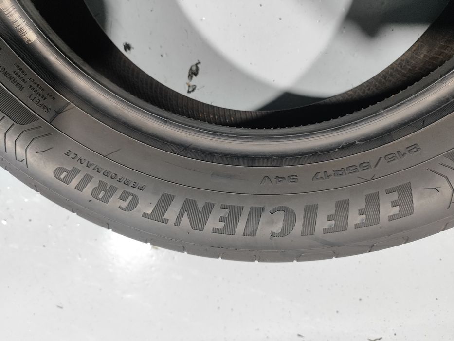 2 pneus semi novos 215-55R17 Good Year - Oferta dos Portes