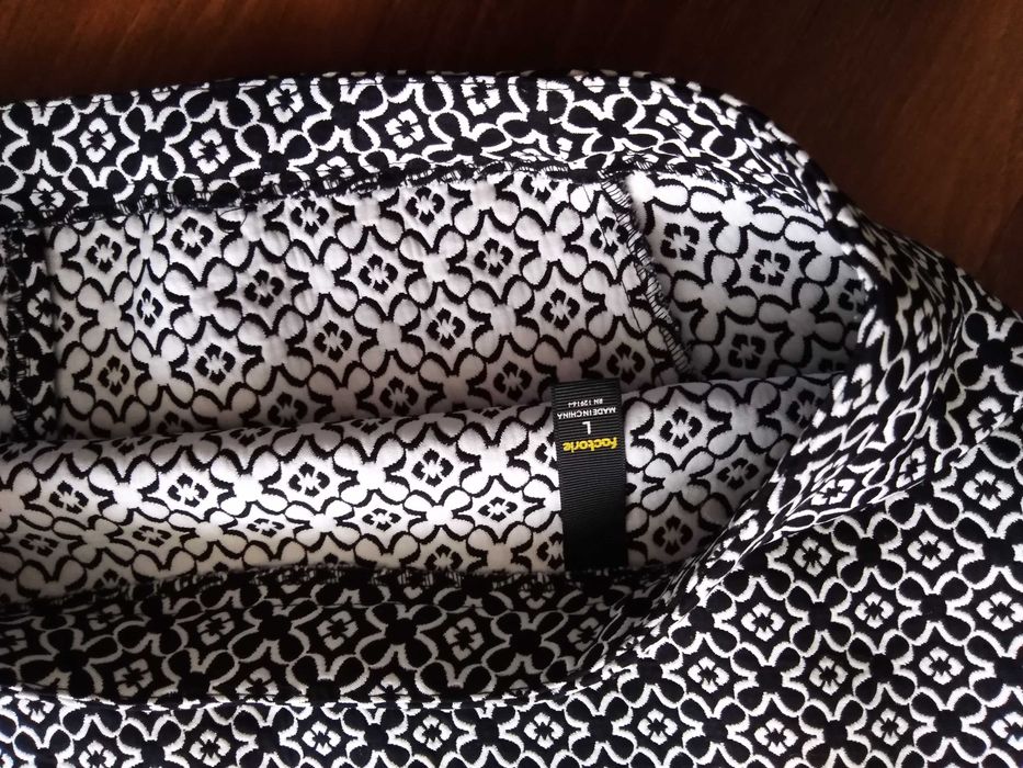 Spódnica czarna z białym wzorem, r. L, krótka, asymetryczna