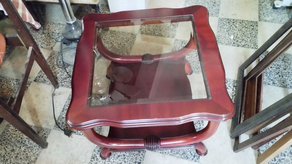 Mesa de centro em mogno com vidro biselado