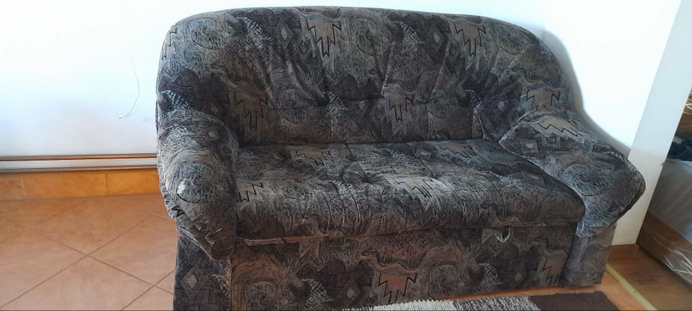 Dwa fotele, stolik i sofa
