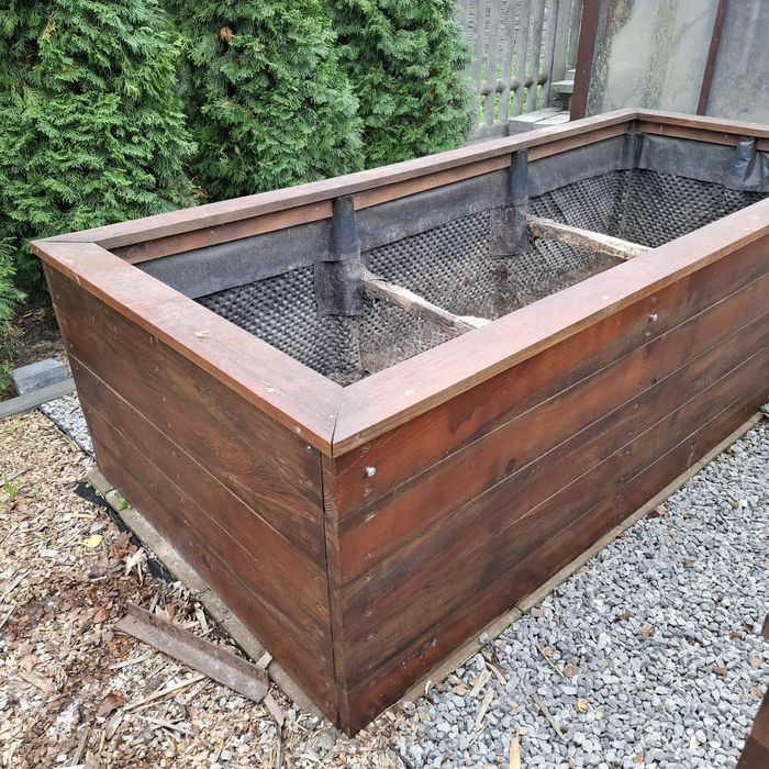 Podwyższona drewniana skrzynia ogrodowa / grządka do warzyw i kwiatów