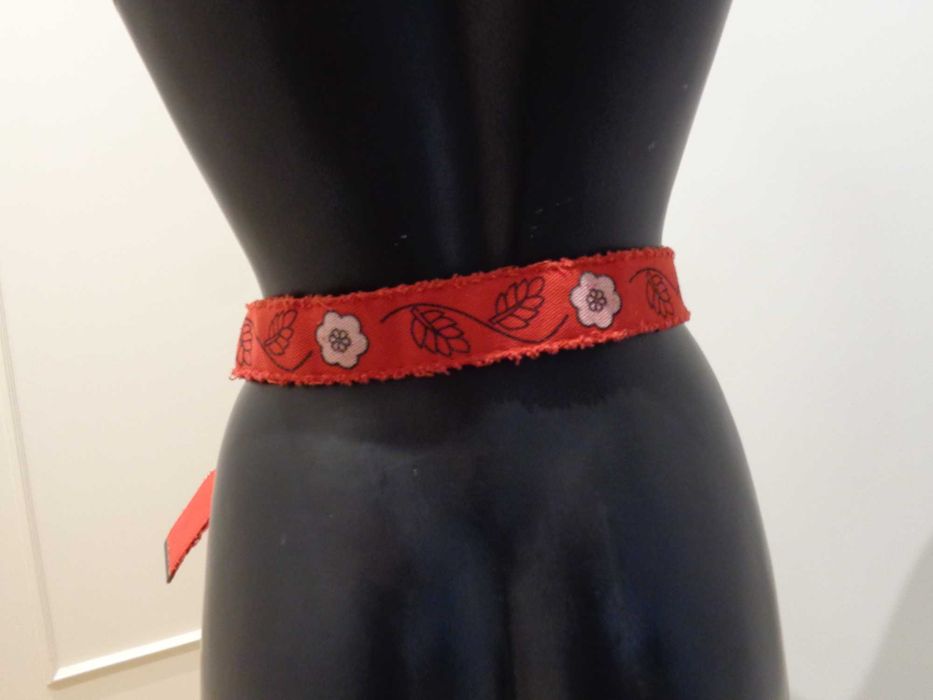 Cinto vermelho com flores