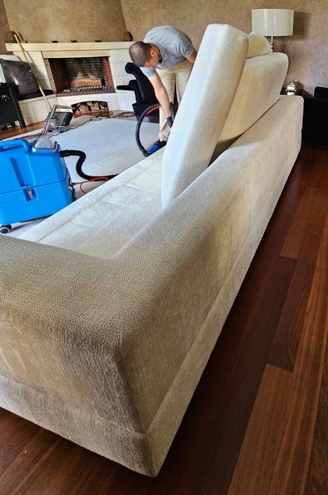 Sofá de 4 lugares grande robusto na cor  Bege de Design