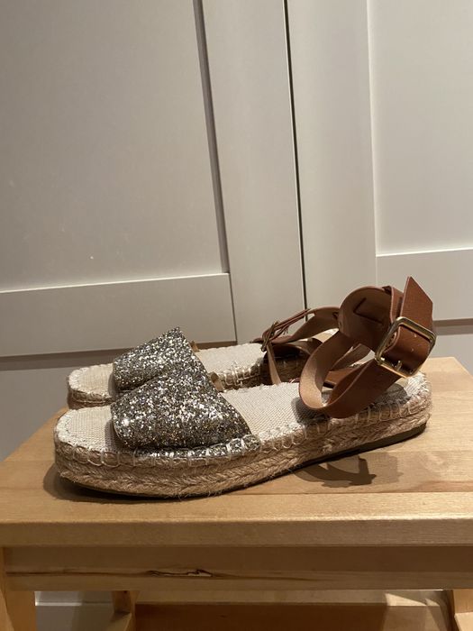 Espadryle/sandały na płaskiej podeszwie.  H&M