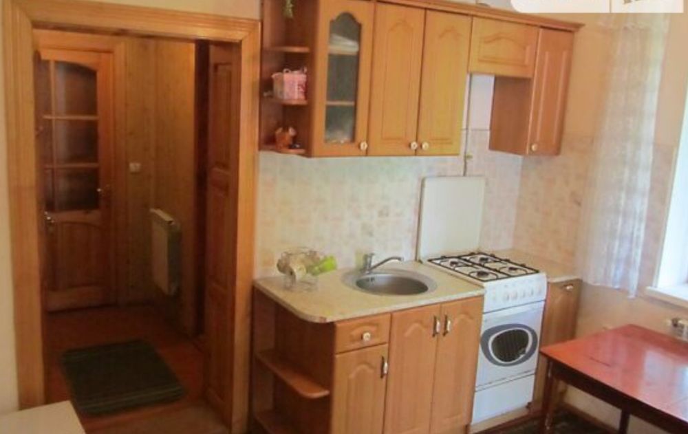 Продається півторачка напівособняк в центрі міста