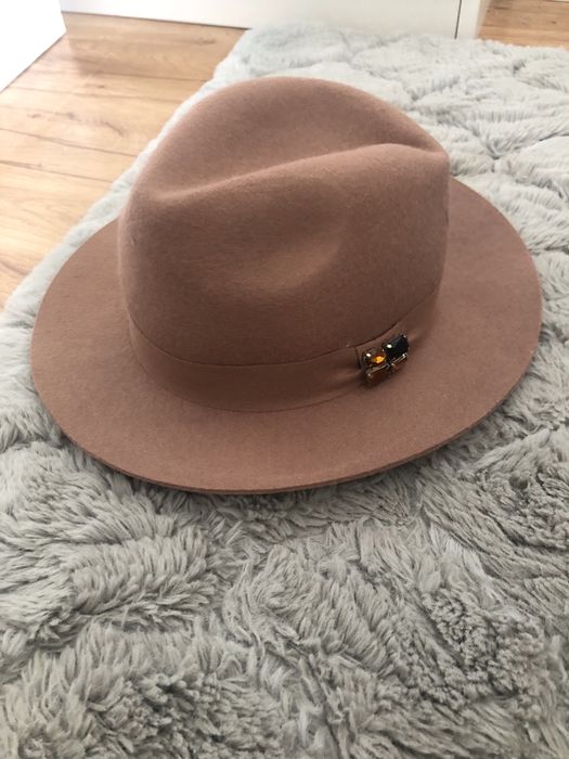 Kapelusz damski z broszką