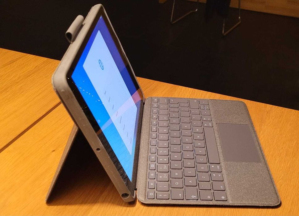 iPad 7th gen Wi-Fi 32 GB space gray + klawiatura Logitech Combo Touch