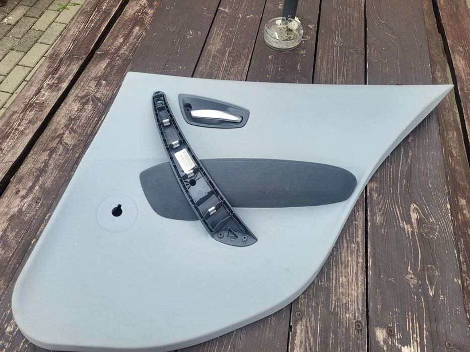 Boczek drzwi tylnych prawych bmw e87