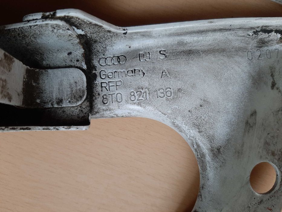 Uchwyt mocowanie prawe błotnika przód oryginał A5 S5 8T Europa białe