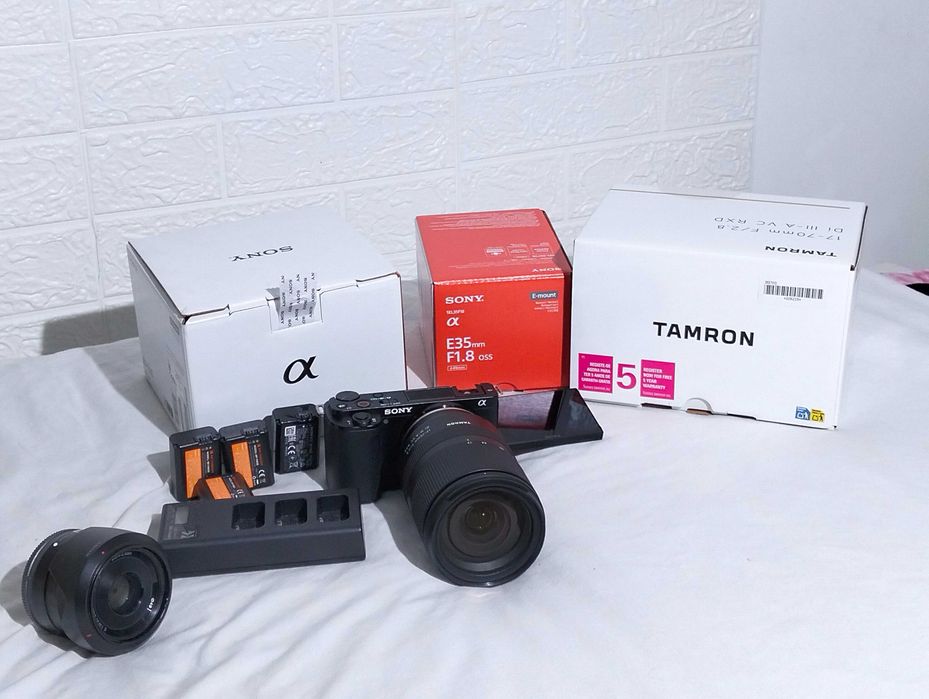 ZV-E10 + 17-70mm 2.8 + 35mm 1.8 e 3 baterias extras