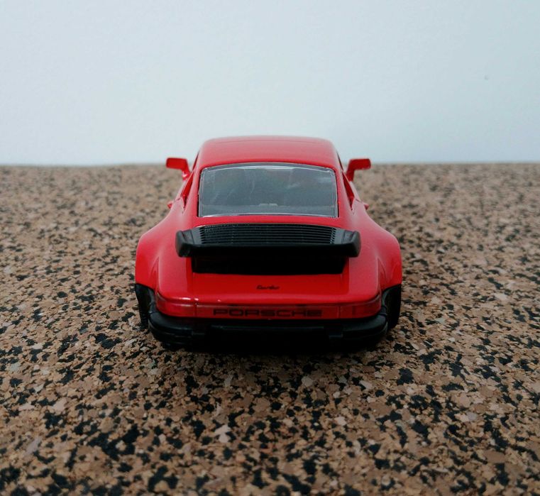 Porche 911 Turbo 3.3 (escala 1:32)