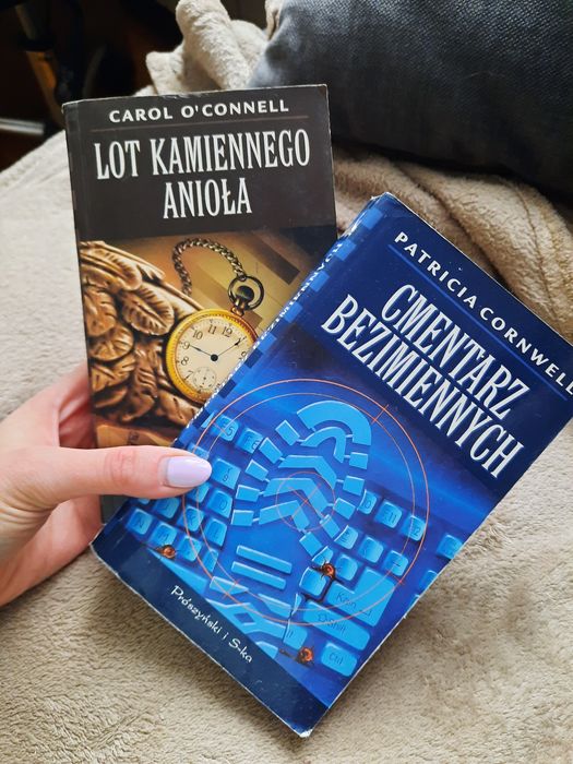 Cmentarz bezimiennych P. Cornwell, Lot kamiennego anioła C. O'Connell