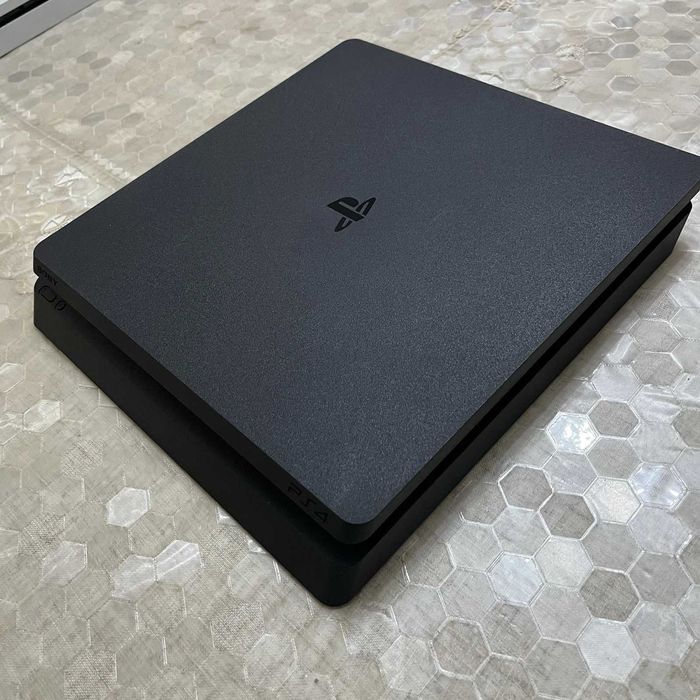 PS4 Slim 1TB Desbloqueada + 6 Jogos Exclusivos + 1 Comando Novo + Cabo
