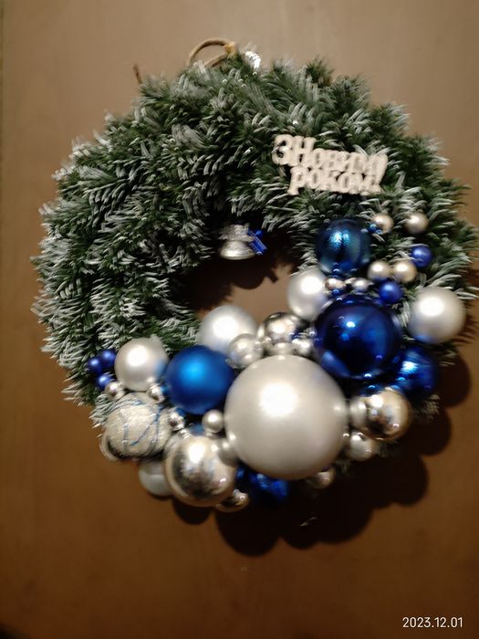 Новогодний венок из сосновых шишек