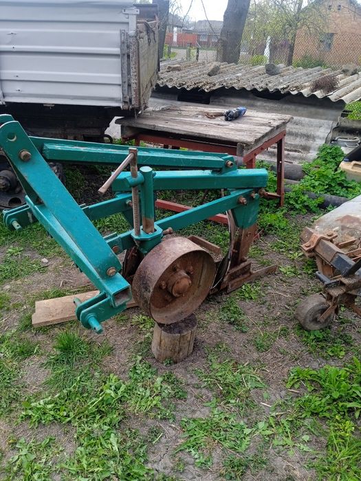 Продам двох корпусний плуг 2 по 30