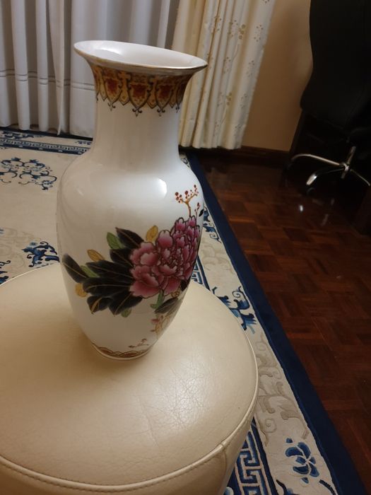 Jarra antiga em porcelana