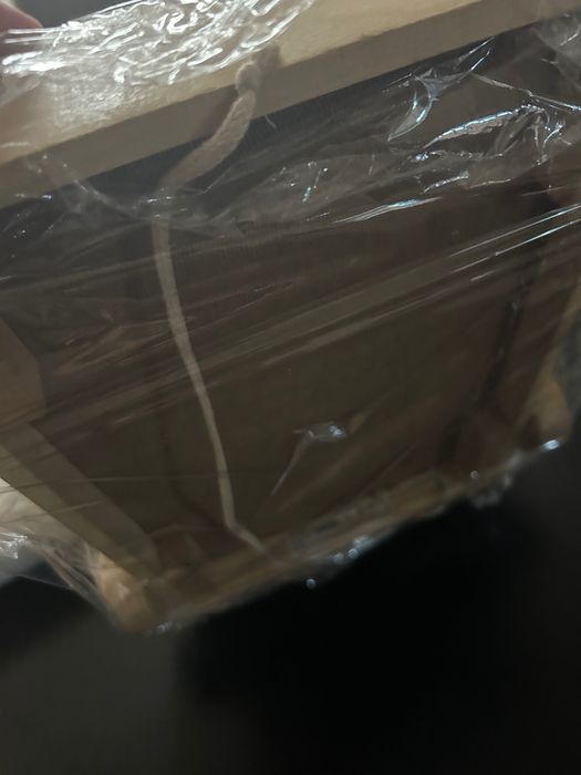 Carro de puxar com corda com formas de madeira.