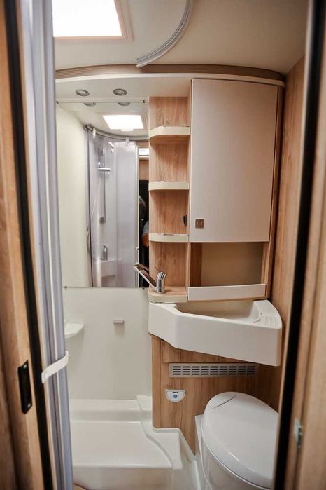 Wynajem NOWY LUKSUSOWY Kamper Mercedes  / 4 Osobowy