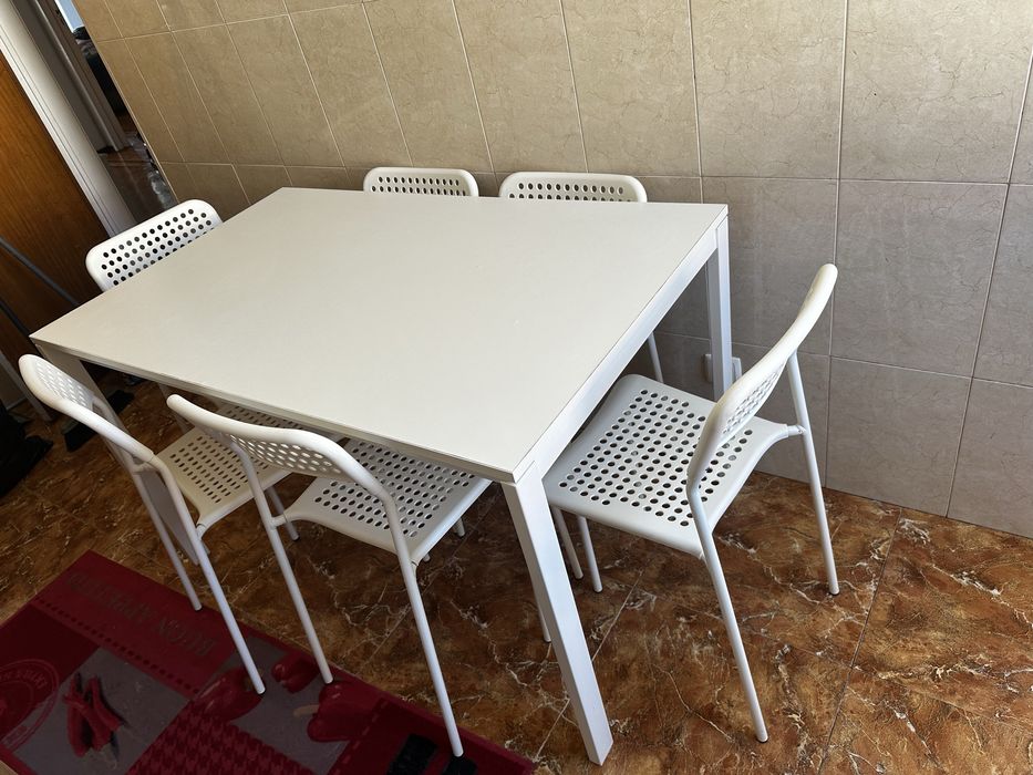Vendo mesa ikea branca com 6 cadeiras.