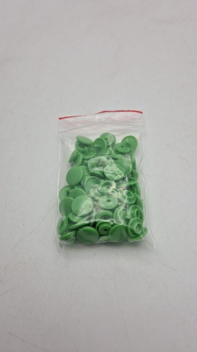 Zatrzaski plastik zielone 49 szt.