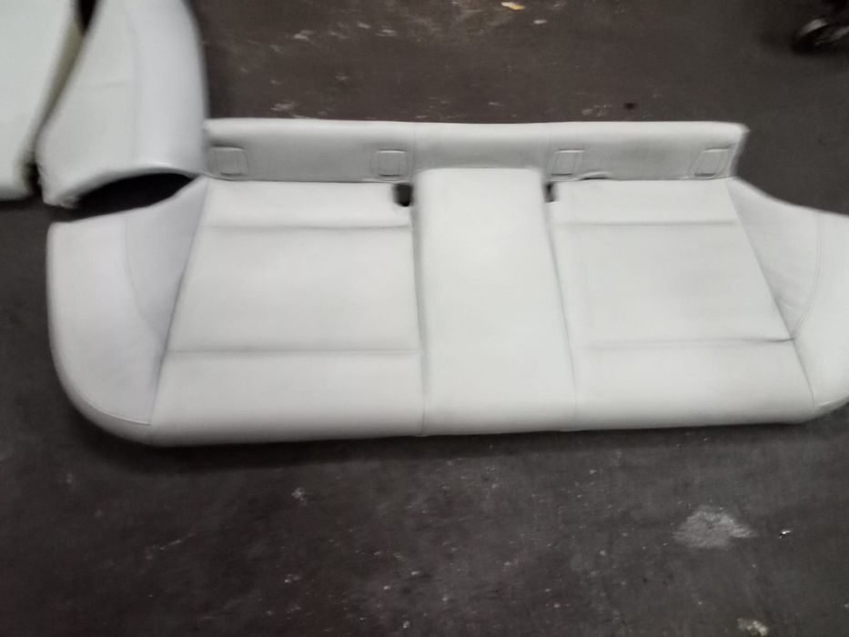 Bmw e87 siedzenia tapicerki biala skora