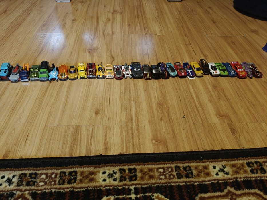 Tory i samochody Hot Wheels.