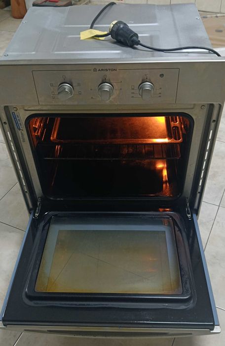 Forno elétrico de encastrar ARISTON FB21.2 IX 59.5cm em Bom Estado!